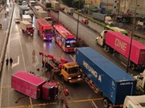 Ùn ứ 4km do xe tải lật chắn ngang cầu vượt Sóng Thần: Đã giải tỏa xong