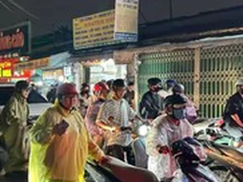 Đường Ung Văn Khiêm kẹt 1 tiếng đi được 200m, vòng xoay Nguyễn Thái Sơn chạy vào là chôn chân