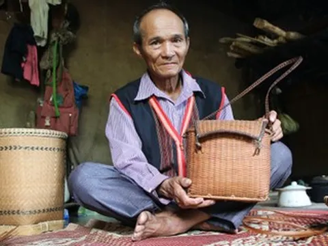 'Cuốn sổ tay sống' của làng Ca Dong