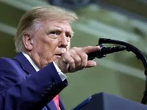 Tin tức thế giới 2-10: Ông Trump dọa đánh Iran 'rất mạnh' nếu dính líu vụ Flydubai; Siêu tàu bị tấn công tại Hormuz