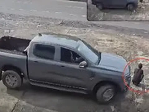 Xe bán tải leo vỉa hè tông chết người đàn ông ngồi bên đường