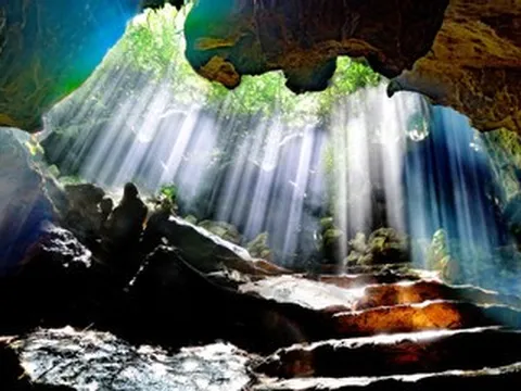 Hang động kỳ thú ở Ninh Bình, du khách đi thuyền giữa 'dải ngân hà'