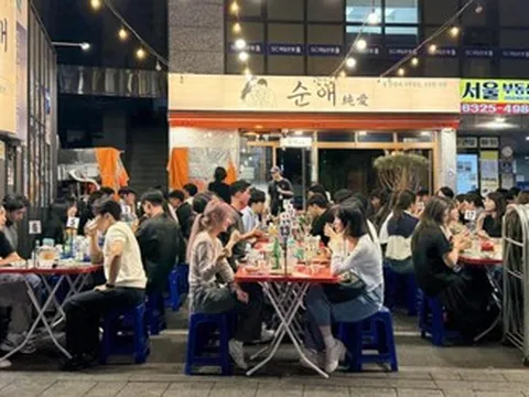 Vì sao người Hàn sẵn sàng xếp hàng để ngồi bàn nhựa, ăn thịt nướng ngoài trời?