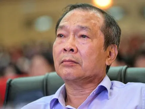 Người mẹ thứ 3 của nữ SV mồ côi xuất hiện, nhà hảo tâm rơi nước mắt, tặng SV 50 triệu