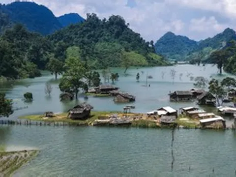 'Vịnh trên núi' xanh mát cách Hà Nội 220km, khách ngồi thuyền đi tham quan