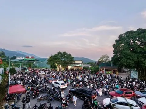 Khách đi từ nửa đêm chờ săn biển mây ở Ba Vì, đường có lúc 'tắc như giờ tan tầm'