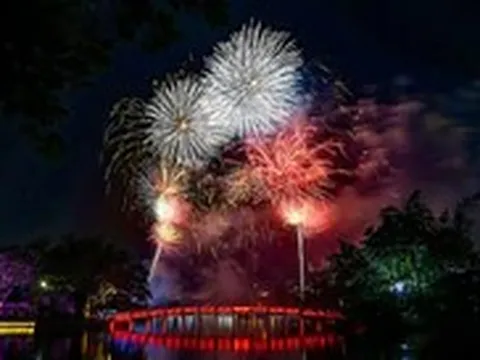 Hà Nội bắn pháo hoa 15 phút dịp Giải phóng thủ đô 10-10 tại hồ Gươm và hồ Tây