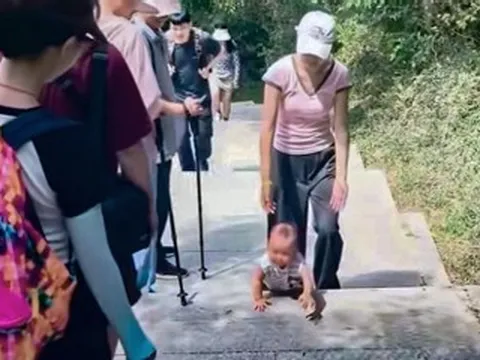 Gia đình gây chú ý vì để con trai 9 tháng tuổi leo núi