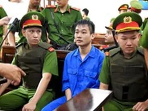 Chật kín người dân đến xem xét xử vụ thảm sát 3 mẹ con ở Đồng Nai