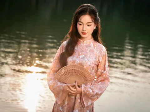 Kín 'nàng thơ' chụp ảnh ở Hồ Gươm