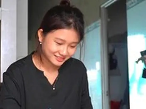 Vừa làm đôi mắt cho mẹ vừa bán cá kiếm sống, nữ sinh Vĩnh Long vẫn đậu đại học với 24,91 điểm
