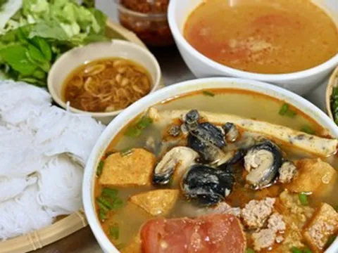 Quán bún riêu ốc 26 năm đông khách trong ngõ Hà Nội, chủ quán tiết lộ bí quyết