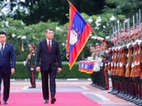 Lễ đón trọng thể Thủ tướng Lê Minh Hưng thăm chính thức Lào