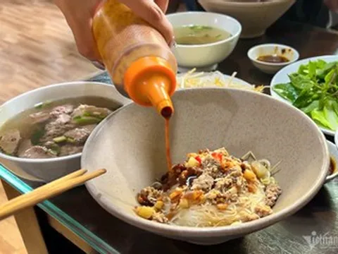 Món phở gọi 1 được 2, chan cùng nước chấm đen sánh là đặc sản ở đâu Việt Nam?