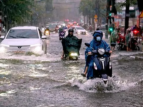 Mưa lớn ở Đồng Nai, nước từ hẻm tuôn như thác, nhiều tuyến đường ùn tắc