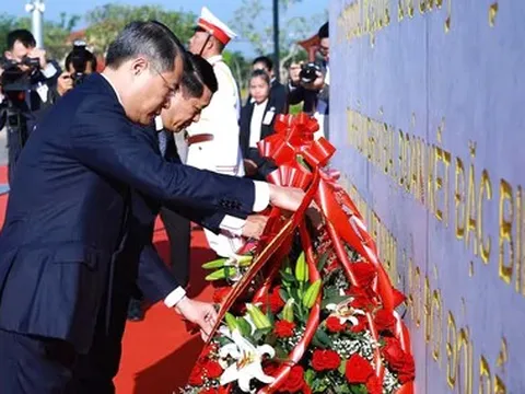 Hai Thủ tướng Việt Nam, Lào dâng hoa tưởng niệm các vị lãnh tụ hai nước