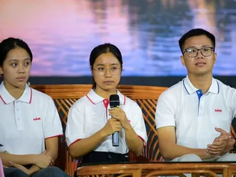 Tặng 50 triệu đồng cho nữ SV mất mẹ, bố bệnh tâm thần, mỗi ngày may 500 chiếc khăn kiếm 50.000 đồng