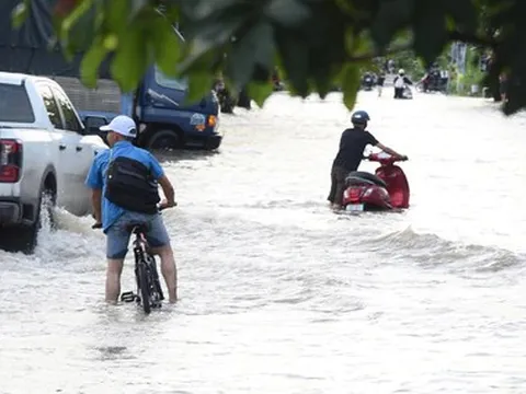 Triều cường 1,71m, nhiều tuyến đường TP.HCM ngập gần lút bánh xe