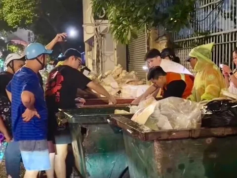 Quán ăn TP.HCM bới 3 thùng rác tìm phong bì tiền cho khách Singapore
