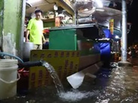 Triều cường đạt đỉnh sáng cuối tuần, người dân thức từ 4h sáng để tát nước