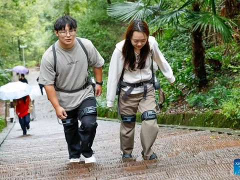 Cho thuê robot 'đỡ chân', hỗ trợ leo núi ở Trung Quốc