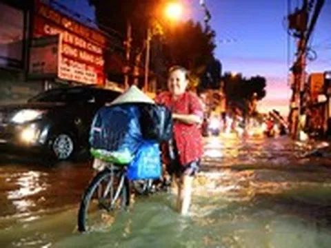 4h30 triều cường đã tràn đường, sáng đầu tuần người dân TP.HCM đi lại chật vật