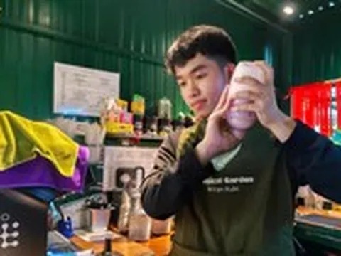'Hỏi sao không ăn trưa mới biết em chỉ ăn 1 bữa', chủ quán cà phê kể về nam sinh đậu ĐH Huế 27,17 điểm