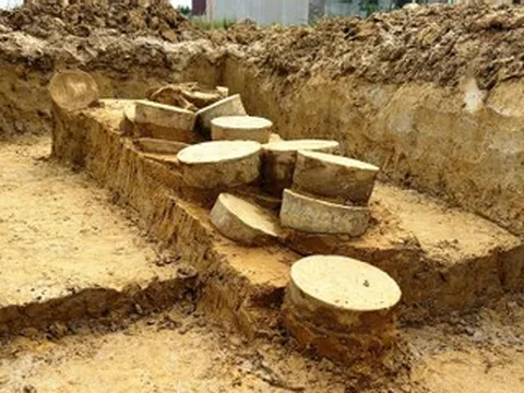 Thăm dò đất làm móng nhà, phát hiện nhiều hiện vật bằng sành thời Trần