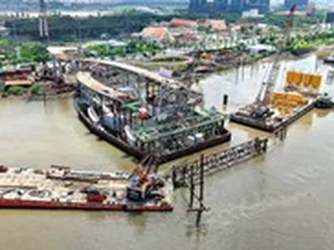 Ngắm công trình cầu đi bộ qua sông Sài Gòn giữa trung tâm TP.HCM, đang chờ lai dắt nhịp chính về hợp long