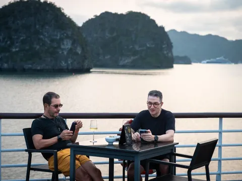 Báo ngoại: 'Du khách nên chiêm ngưỡng vịnh Hạ Long một lần trong đời'