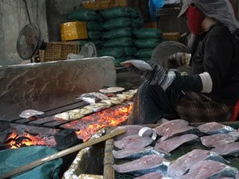 Món cá nướng than hoa thơm nức mũi, du khách đến Cửa Lò rủ nhau mua làm quà