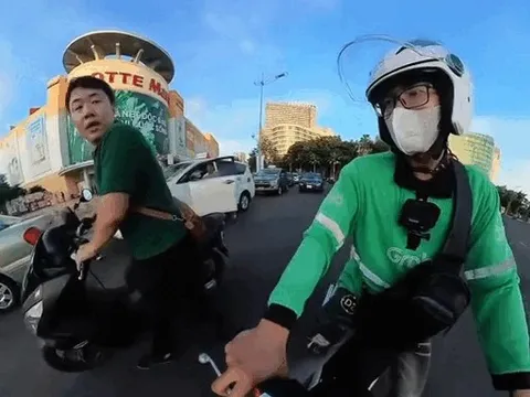Khách Trung Quốc hư xe, tài xế ở TP.HCM đẩy đến tiệm sửa