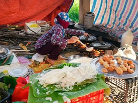Chợ ở Thanh Hoá nằm giữa rặng phi lao xanh mát, bán đủ món ngon dân dã