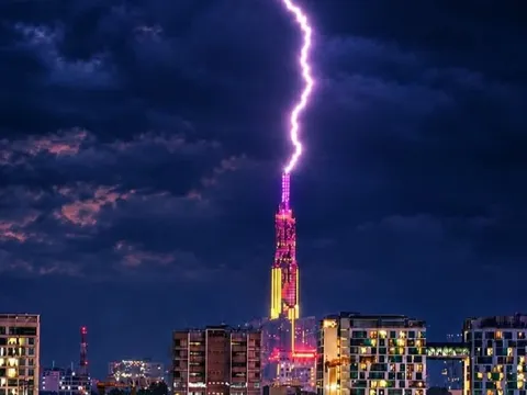 Chờ 6 năm 'săn' ảnh tia sét đánh trúng đỉnh Landmark 81