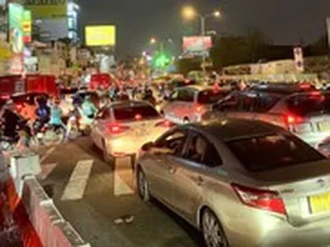 Khu Bảy Hiền đến Hoàng Văn Thụ kẹt xe không lối thoát từ đường vào hẻm