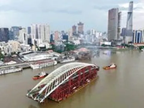 Mô phỏng phương án hợp long vòm thép nhịp cầu đi bộ qua sông Sài Gòn nặng 3.400 tấn