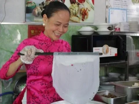 Quán bánh cuốn 65 tuổi ở TPHCM được Michelin vinh danh, bà chủ luôn mặc áo dài
