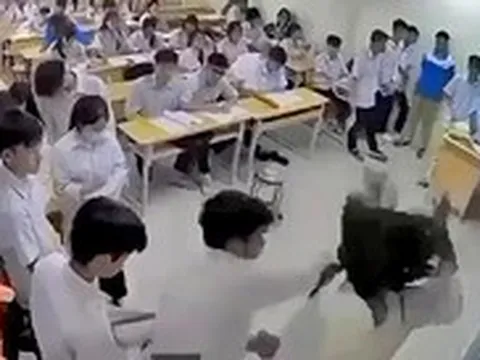 Bắt khẩn cấp nam sinh đấm cô giáo ngay trên bục giảng ở Hà Nội