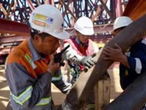 Sáng 21-10 đã chính thức hợp long cầu đi bộ qua sông Sài Gòn