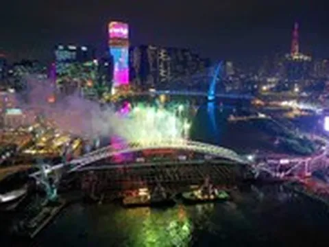 Pháo hoa rực sáng trên cầu đi bộ qua sông Sài Gòn, dự kiến hoàn thiện trước Tết Nguyên đán 2027
