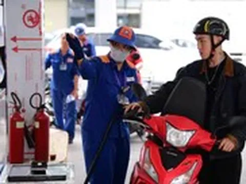 Giá xăng giảm, dầu tăng
