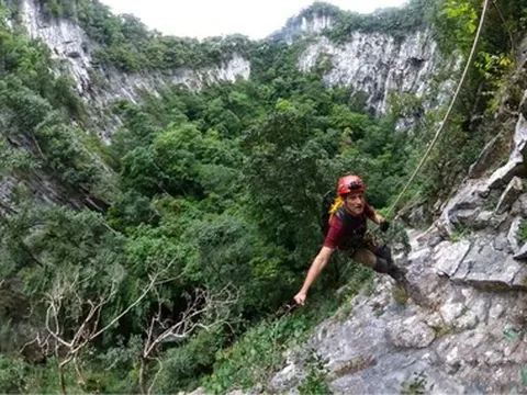 Phát hiện hố sụt rộng tới 2ha, sâu 120m giữa rừng Phong Nha - Kẻ Bàng