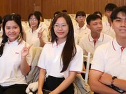 Phố biển Nha Trang chào đón 80 tân sinh viên được Tiếp sức đến trường, trao hơn 1,2 tỉ đồng