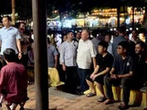 Hình ảnh Thủ tướng Ba Lan Donald Tusk giản dị đứng nghe bài chòi, dạo phố đêm ở Hội An