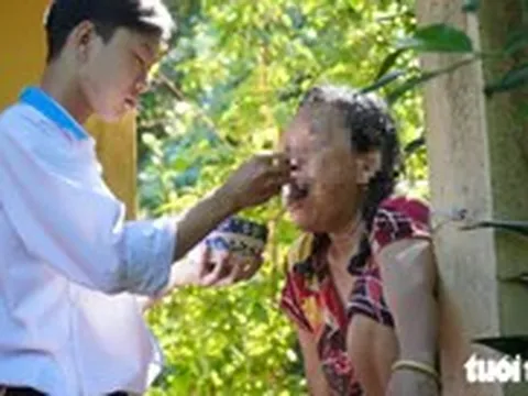 Nam SV Vĩnh Long ngày ngày đút cơm cho mẹ, vay 10 triệu qua app trở lại giảng đường