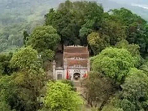 Khu di tích Đền Hùng làm sân khấu thực cảnh trên hồ nước, muốn xem phải mang áo mưa và ô