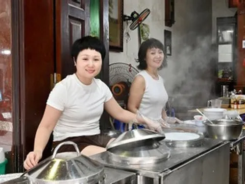 Quán bánh cuốn Hà Nội hơn 40 năm, giá từ 20.000 đồng, được tạp chí Anh khen