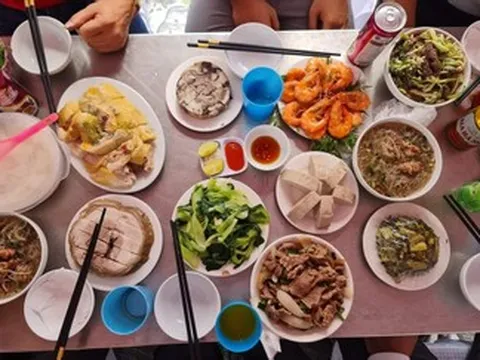 Cỗ cưới ở địa phương nào thường ăn từ 7h sáng, khai vị bằng món trứng vịt lộn?