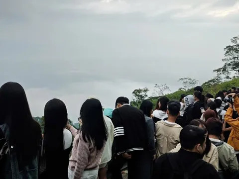 Đông nghịt người xếp hàng 'săn mây' Ba Vì