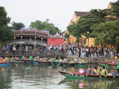 Phố cổ Hội An nhộn nhịp du khách giữa mùa thấp điểm